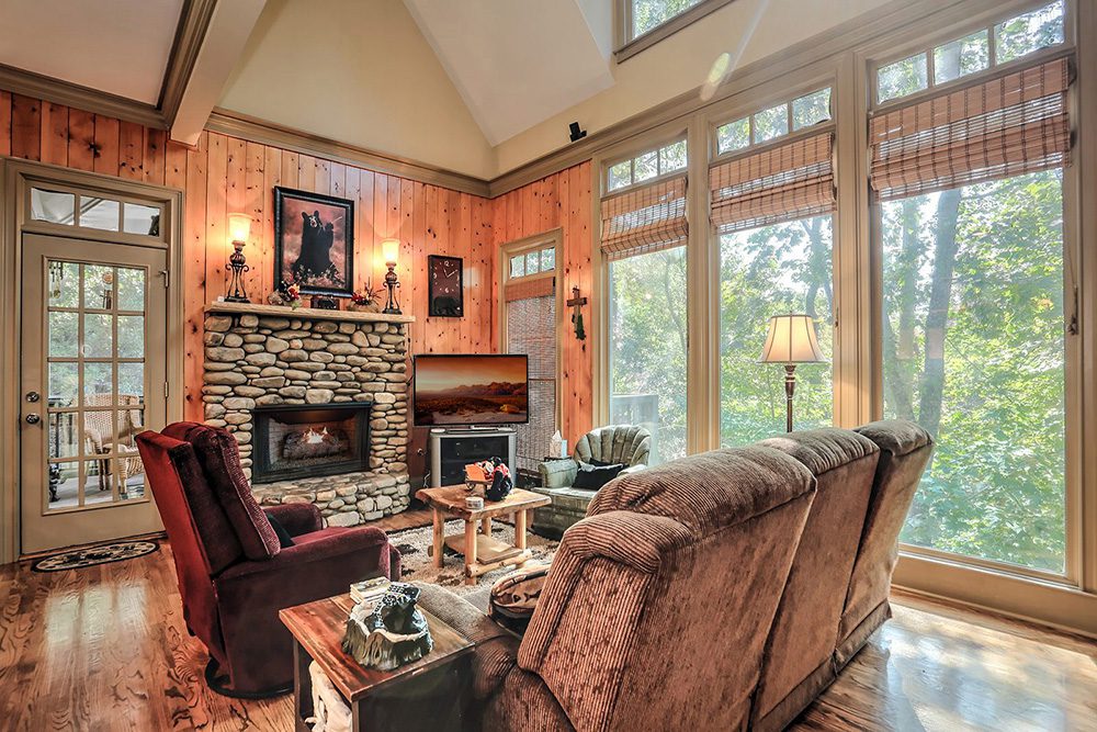 big-canoe-cabin-bearly-hid-den-retreat-living-room-feature