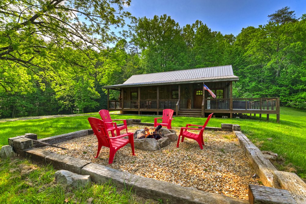 Cherry Creek Retreat: Pet-Friendly 2BR Cabin with Creek Access
