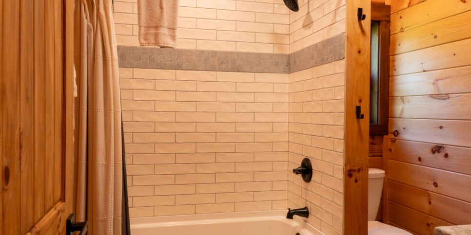 Blue Ridge Cabin - Toccoa River Mist - Bathroom