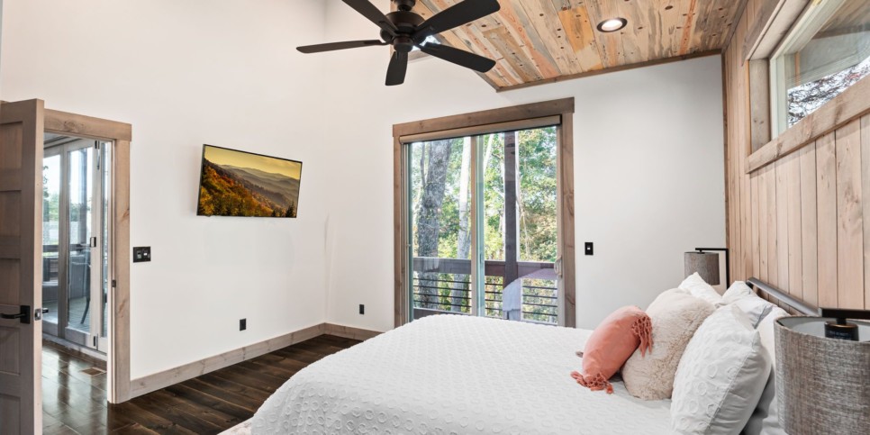 Blue Ridge Cabin - Modern River Retreat - Bedroom