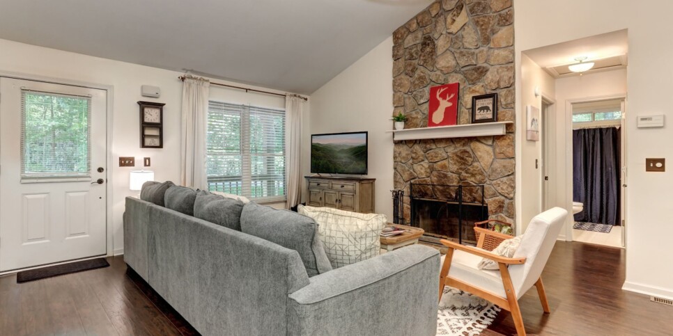 Big Canoe - Deer View Retreat - Living Room