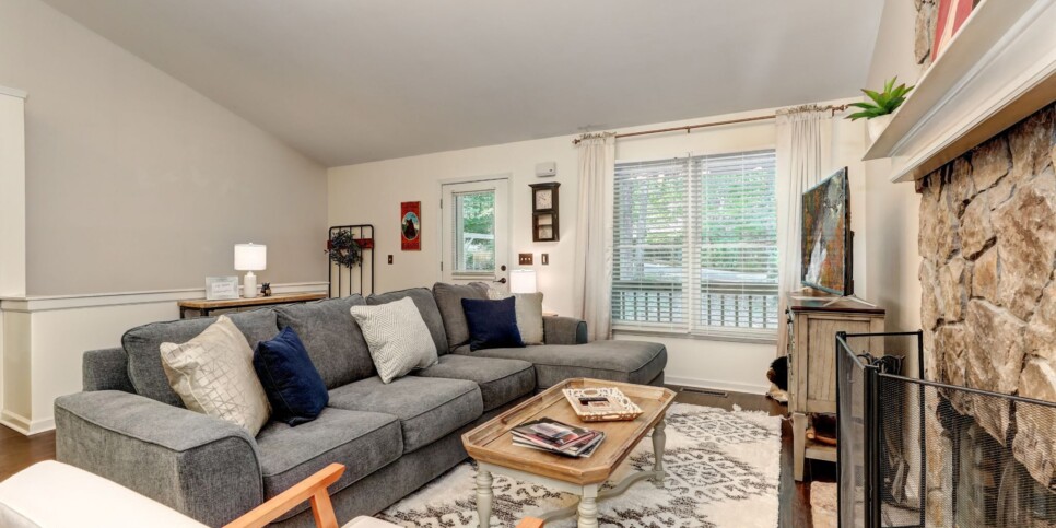 Big Canoe - Deer View Retreat - Living Room