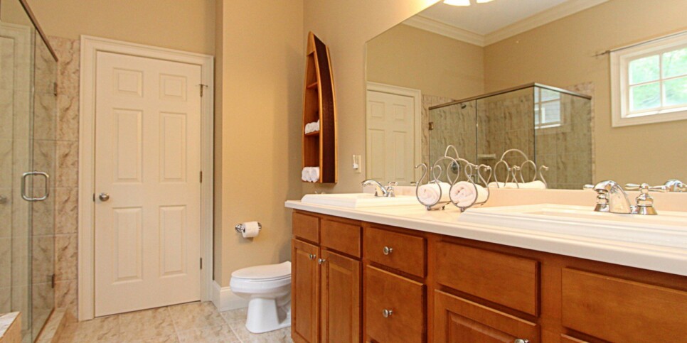 ga-cfy-big-canoe-cabins-tippy-canoe-lodge-bathroom-2