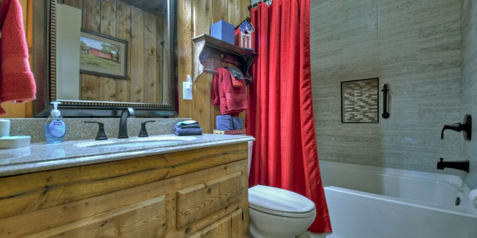 big-canoe-cabin-american-dream-bathroom-3