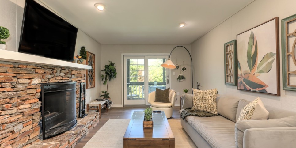 Big Canoe - Condo - Creek View Villa - Living