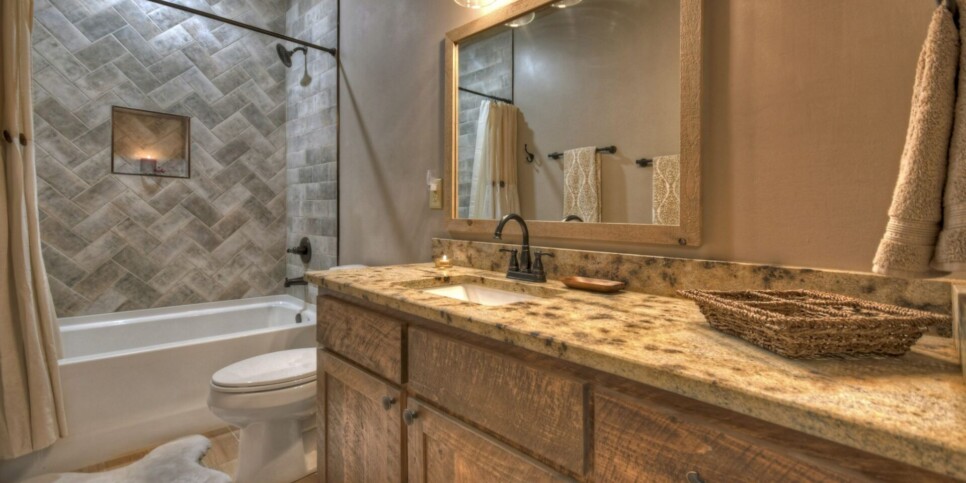 Blairsville - Holly Berry Hill - Bathroom