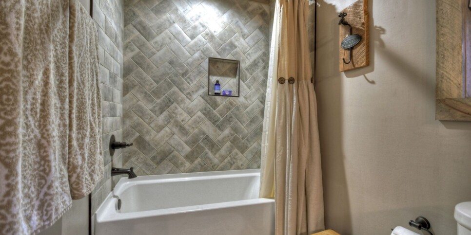 Blairsville - Holly Berry Hill - Bathroom