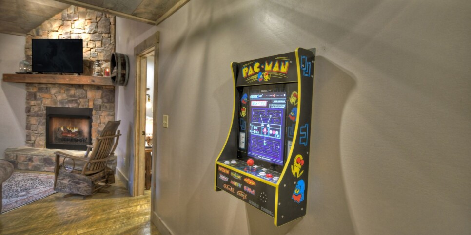 Blairsville - Holly Berry Hill - Living Room