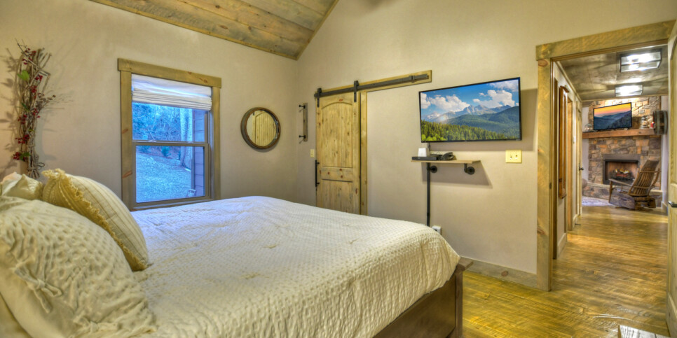 blairsville holly berry hill bedroom