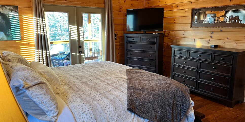 Blue Ridge Cabin - 5 O'clock Somewhere - Bedroom