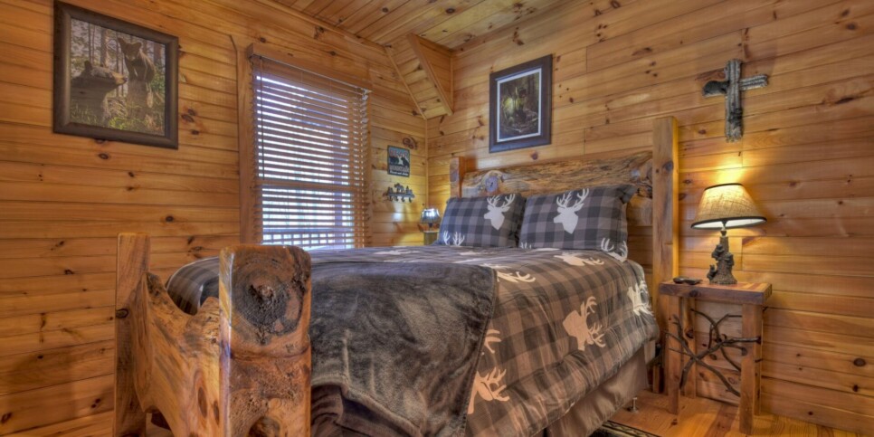 Blue Ridge Cabin - Cardinal's Crossing - Bedroom