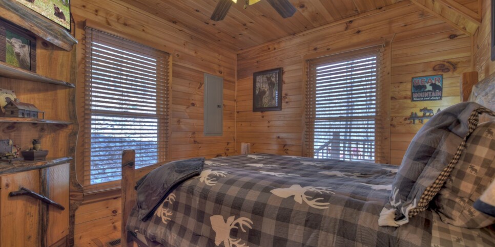 Blue Ridge Cabin - Cardinal's Crossing - Bedroom