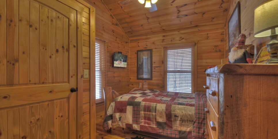 Blue Ridge Cabin - Cardinal's Crossing - Bedroom