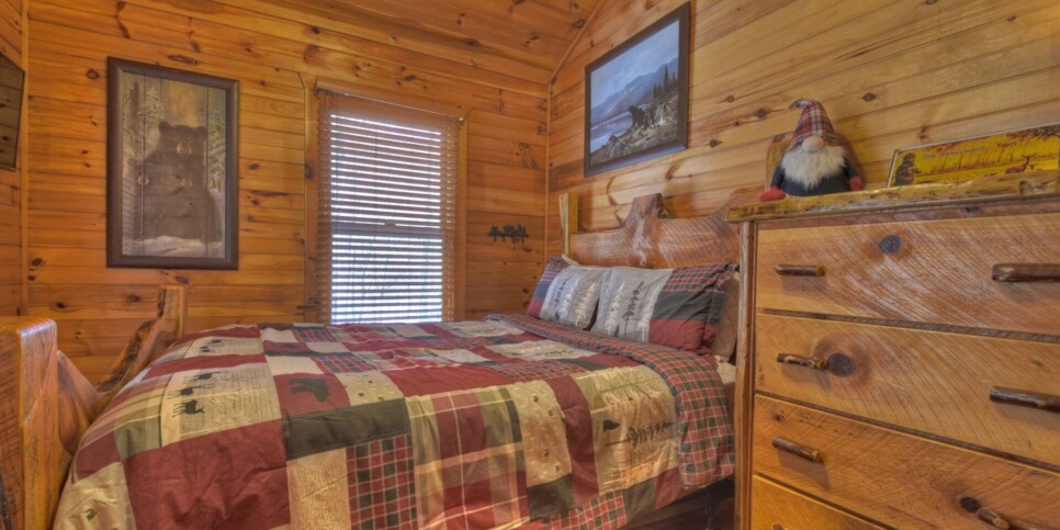 Blue Ridge Cabin - Cardinal's Crossing - Bedroom