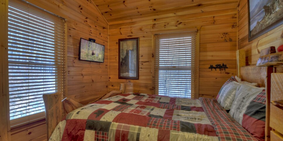 Blue Ridge Cabin - Cardinal's Crossing - Bedroom