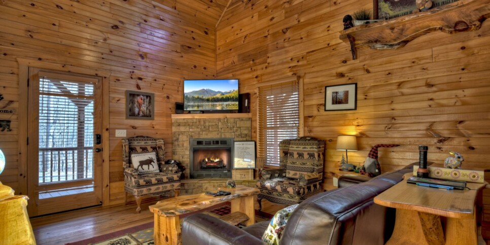 Blue Ridge Cabin - Cardinal's Crossing - Living Room