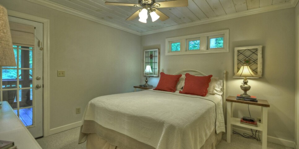 Blue Ridge Cabin - Southern Living Cottage - Bedroom