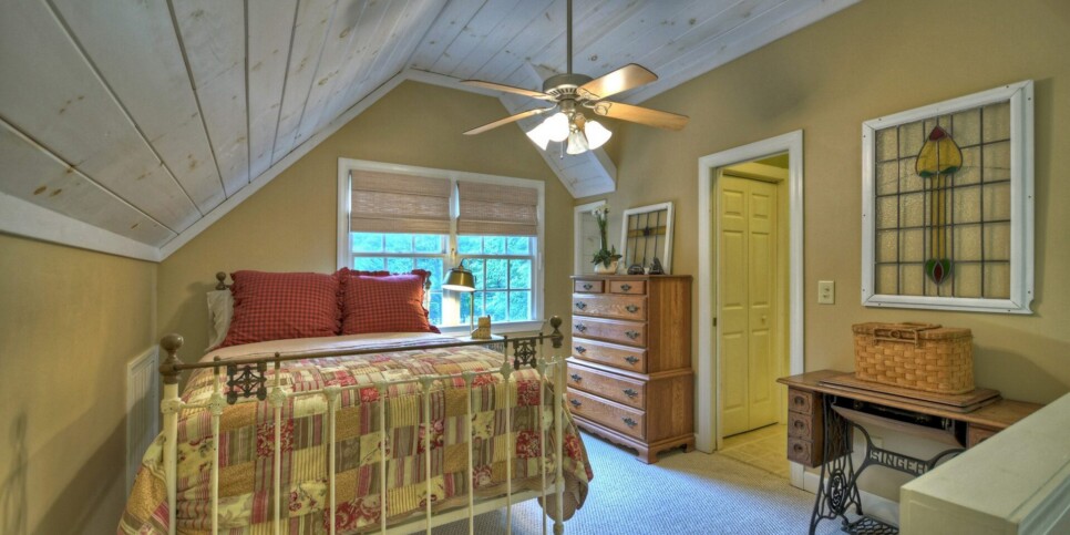 Blue Ridge Cabin - Southern Living Cottage - Bedroom