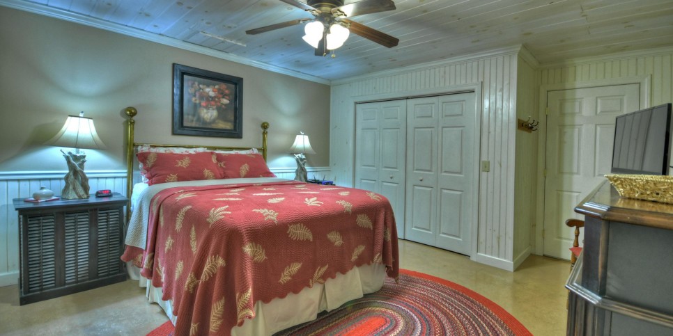 Blue Ridge Cabin - Southern Living Cottage - Bedroom