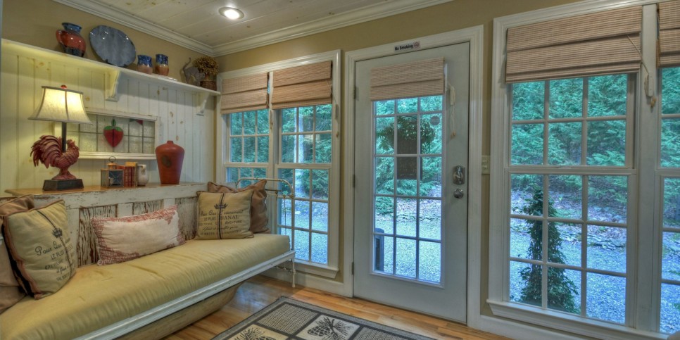 Blue Ridge Cabin - Southern Living Cottage - Living Room