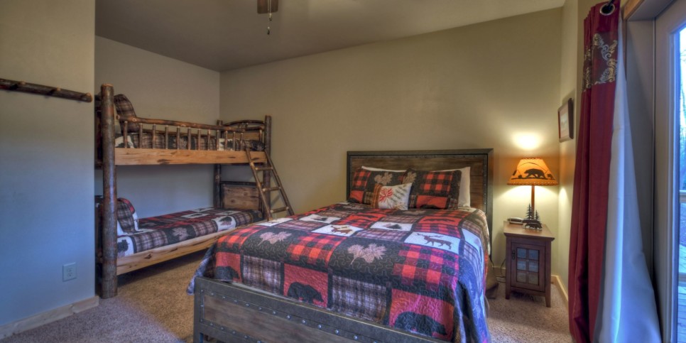 Mineral Bluff - 5 O'clock Somewhere - Bedroom