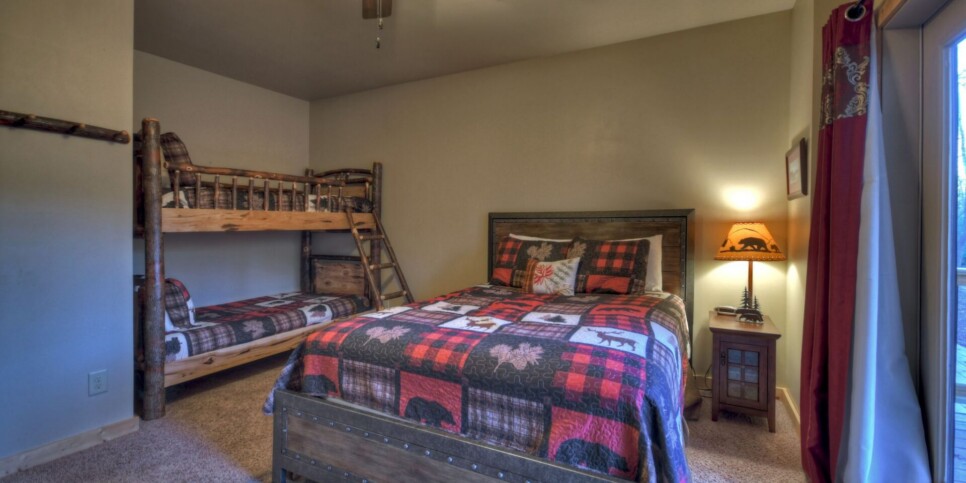 Mineral Bluff - 5 O'clock Somewhere - Bedroom