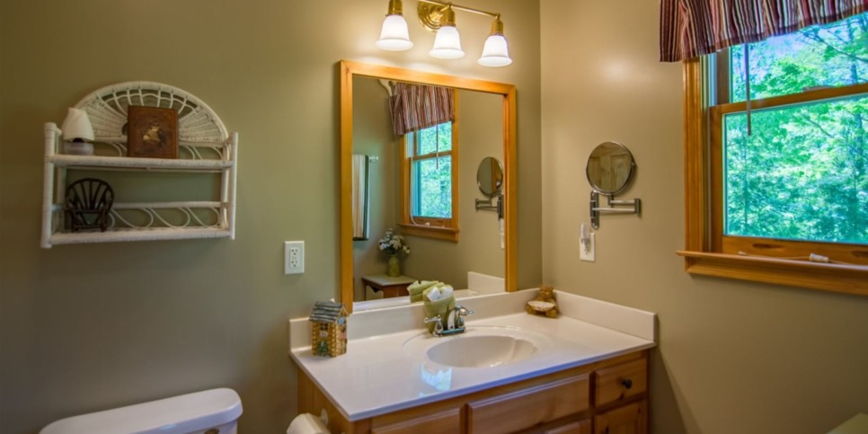 Mineral Bluff - Annie's Mountain Mist - Bathroom