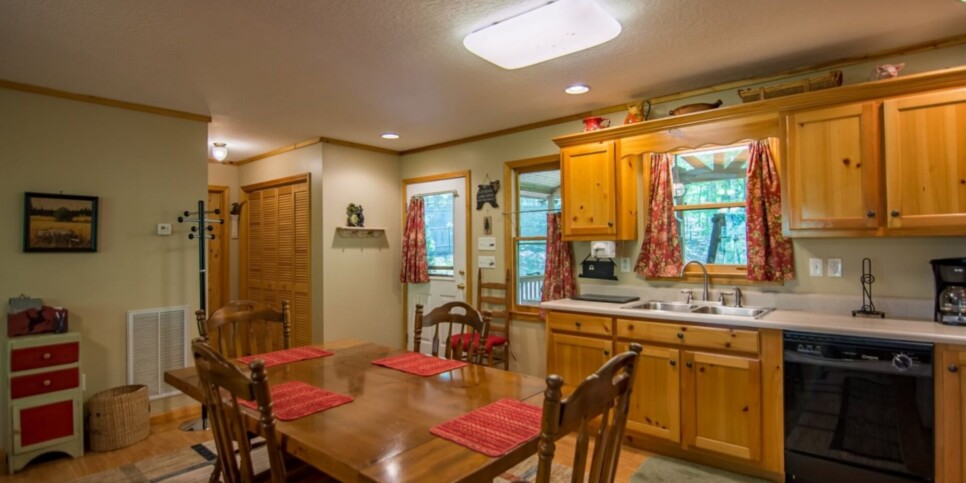 Mineral Bluff - Annie's Mountain Mist - Kitchen