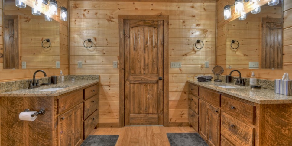 Mineral Bluff - S'mores Cabin - Bathroom