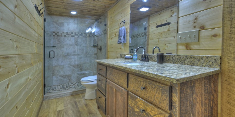 Mineral Bluff - S'mores Cabin - Bathroom
