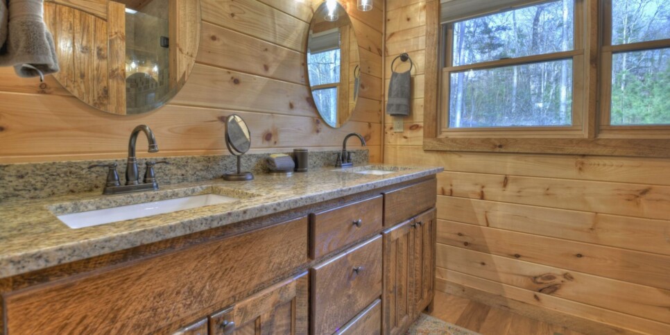 Mineral Bluff - S'mores Cabin - Bathroom