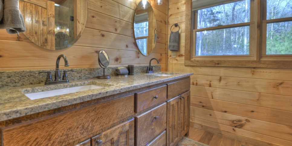 Mineral Bluff - S'mores Cabin - Bathroom