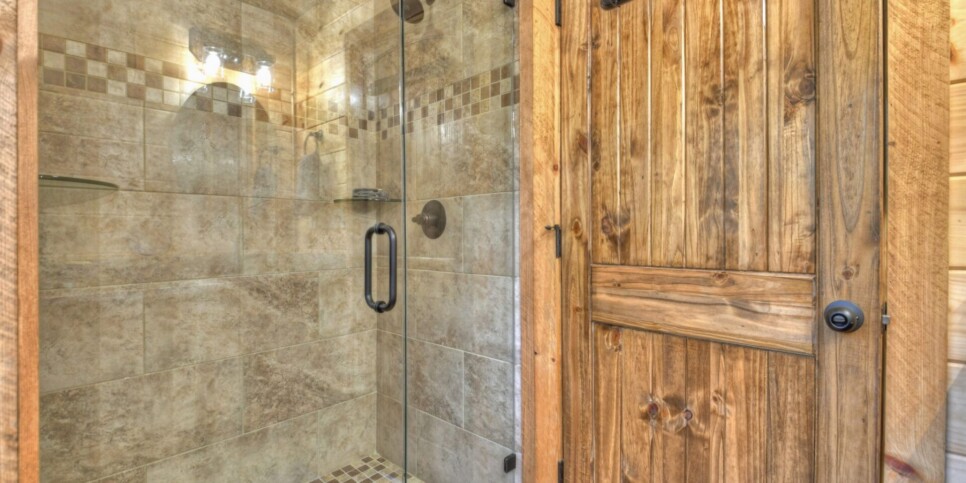 Mineral Bluff - S'mores Cabin - Bathroom