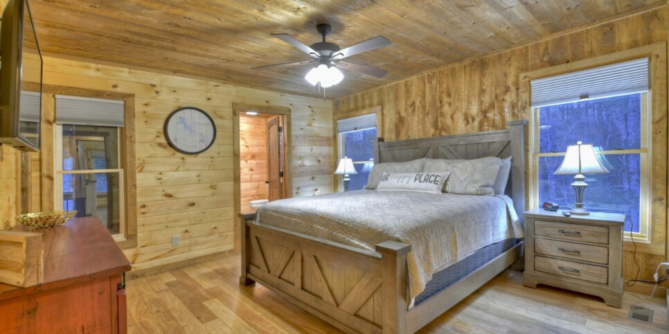 Mineral Bluff - S'mores Cabin - Bedroom