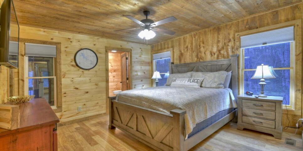 Mineral Bluff - S'mores Cabin - Bedroom
