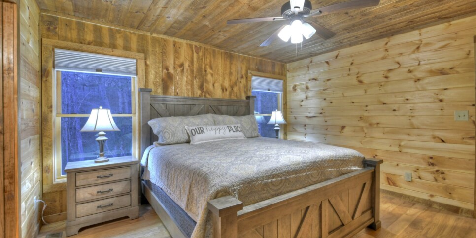 Mineral Bluff - S'mores Cabin - Bedroom