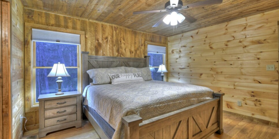 Mineral Bluff - S'mores Cabin - Bedroom
