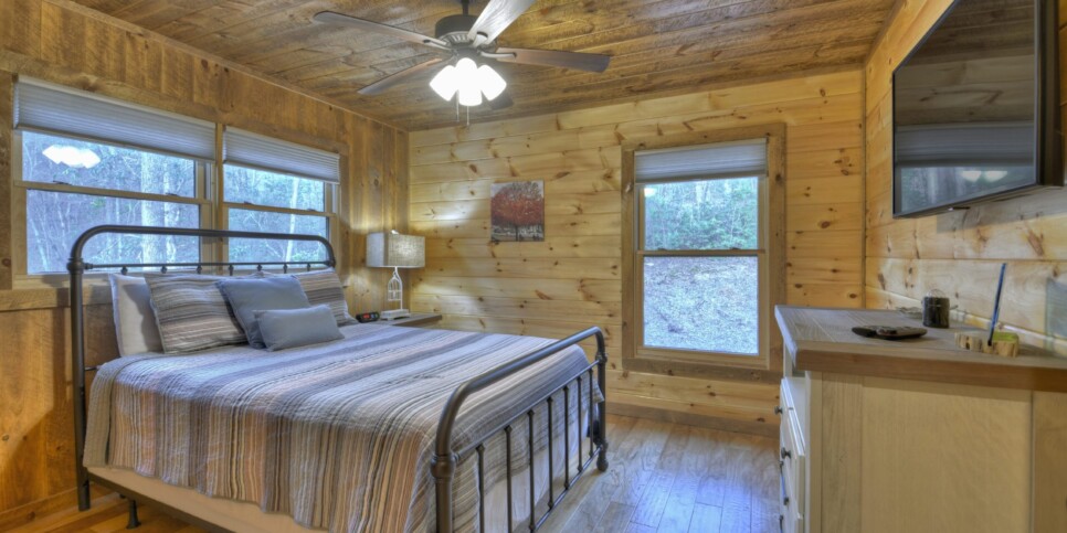 Mineral Bluff - S'mores Cabin - Bedroom