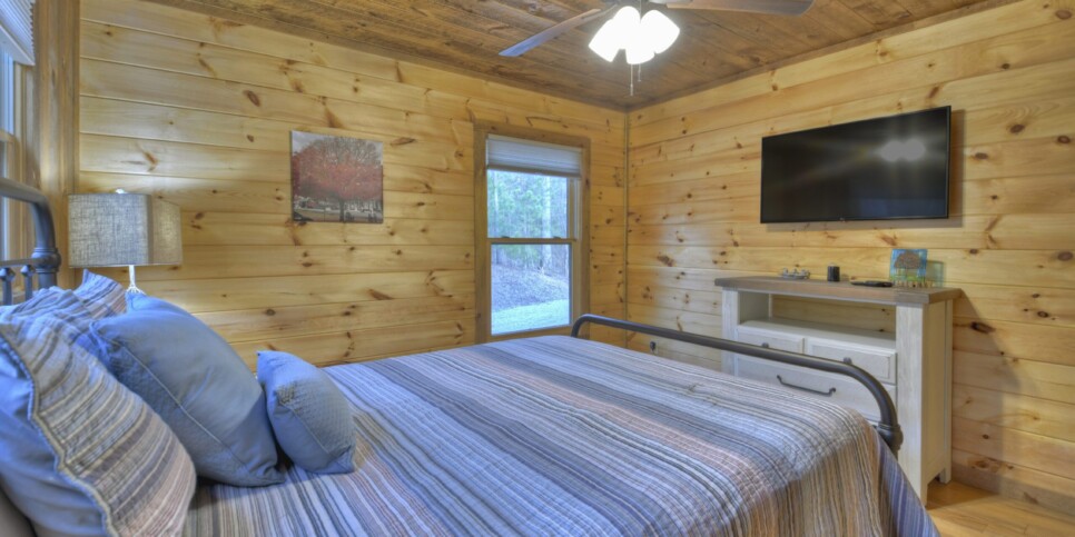 Mineral Bluff - S'mores Cabin - Bedroom