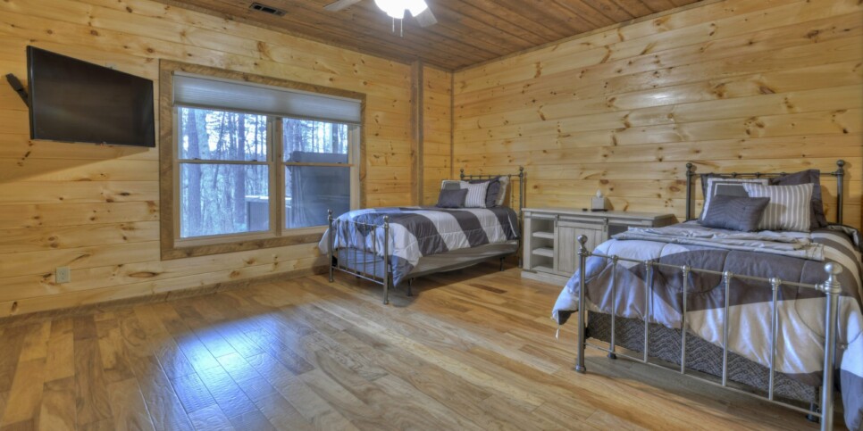 Mineral Bluff - S'mores Cabin - Bedroom
