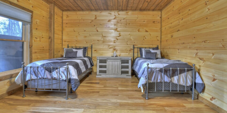 Mineral Bluff - S'mores Cabin - Bedroom