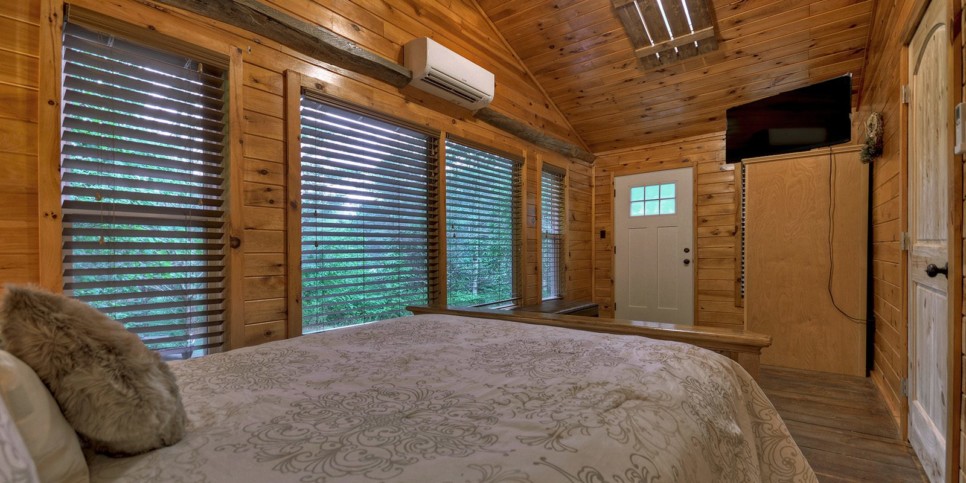 Morganton Cabin - Knotty Creek Retreat - Bedroom