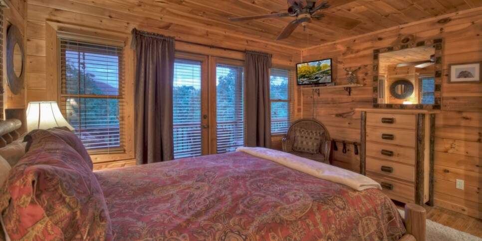Blue Ridge Cabin - Pursuit of Happiness - Bedroom