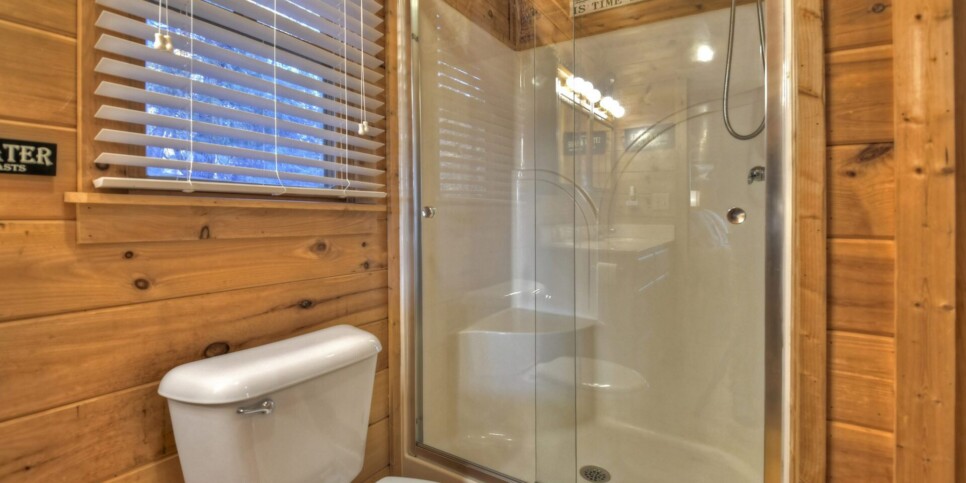 Blue Ridge Cabin - Talking Leaves - Bathroom