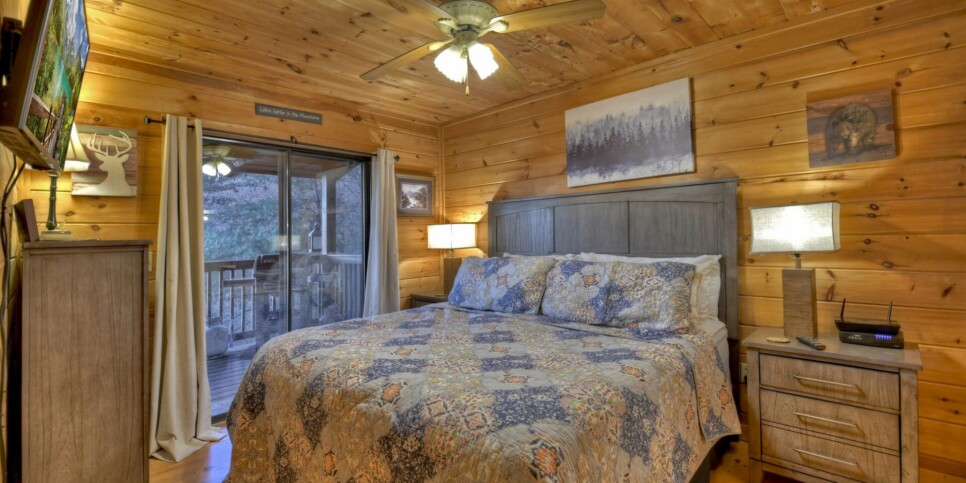 Blue Ridge Cabin - Talking Leaves - Bedroom