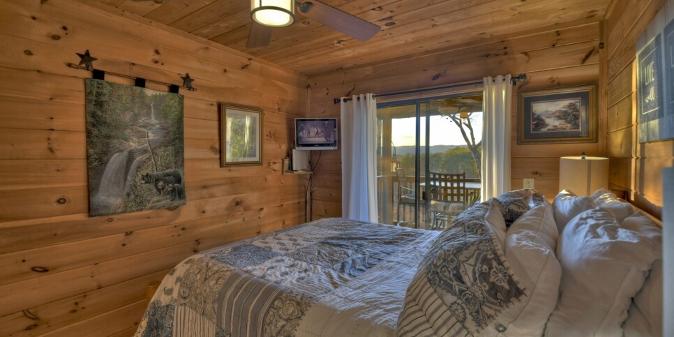 Blue Ridge Cabin - Talking Leaves - Bedroom