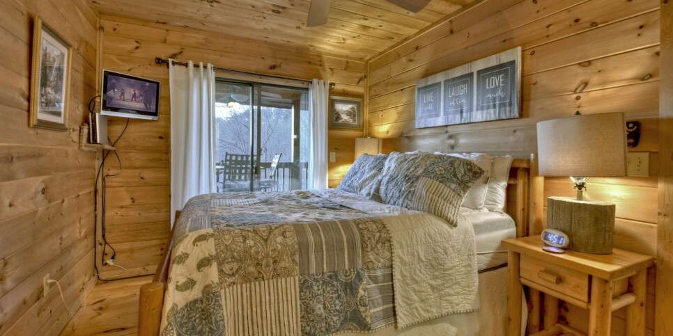 Blue Ridge Cabin - Talking Leaves - Bedroom