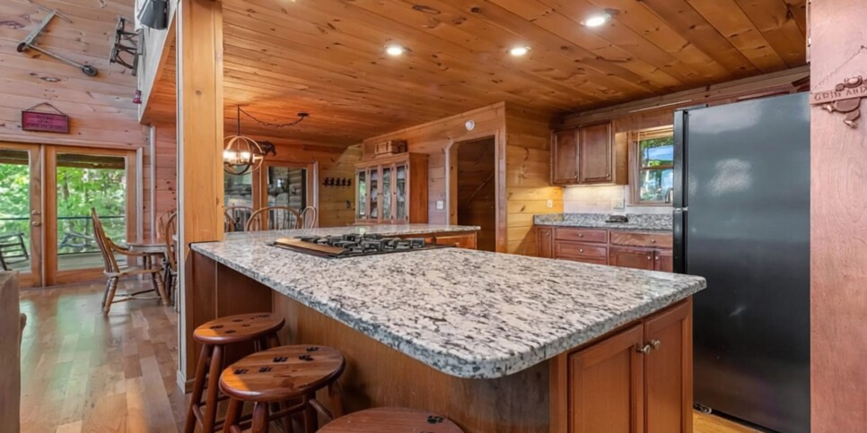 morganton-cabin-bear-necessities-kitchen