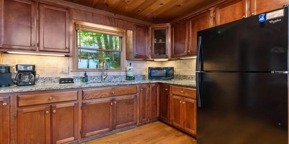 morganton-cabin-bear-necessities-kitchen