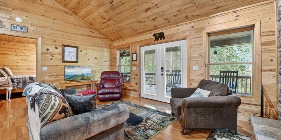 blue-ridge-cabins-the-waters-edge-living-room